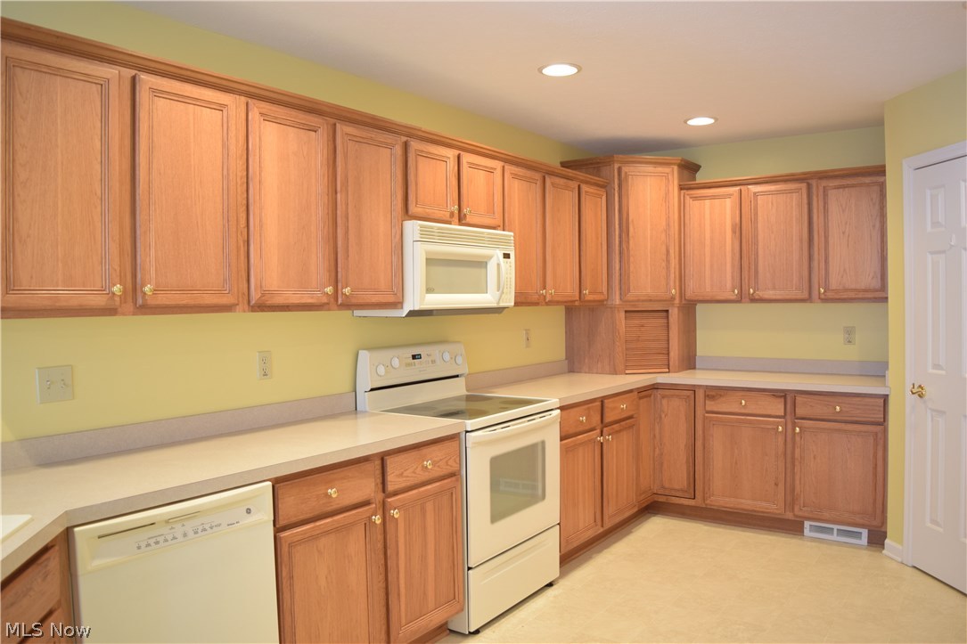 8330 West Ridgewood Drive, Unit 2A Cleveland, OH 44129 - Photo 10 of 25