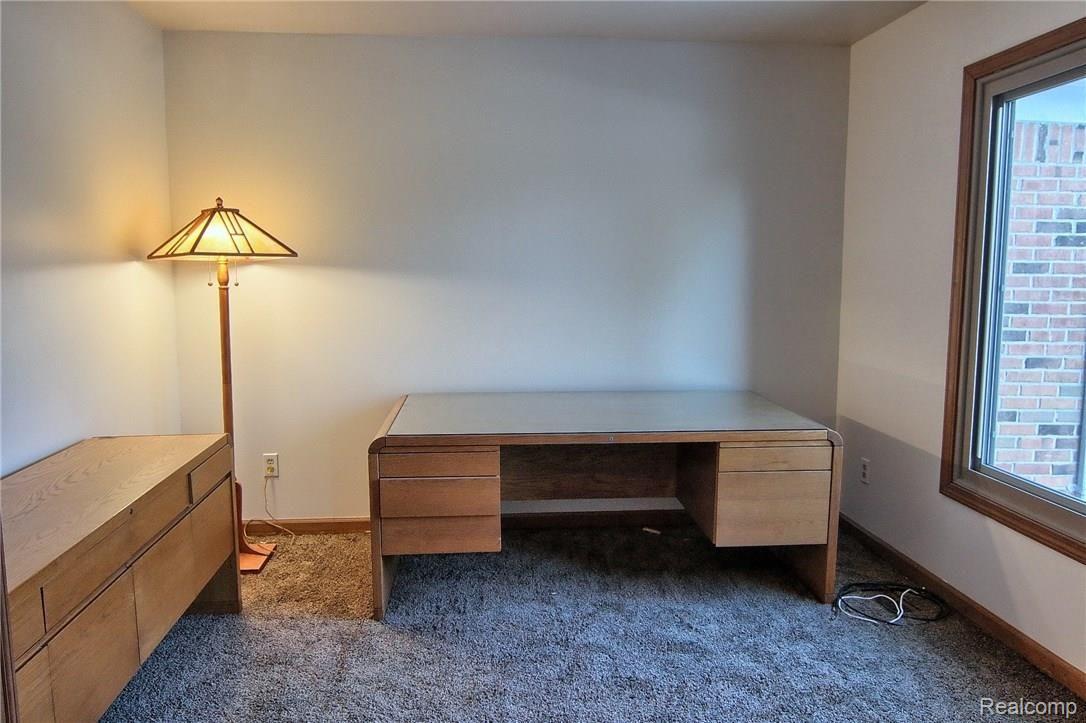 319 Old Ridge Court Rochester, MI 48309 - Photo 5 of 32 Library.jpg