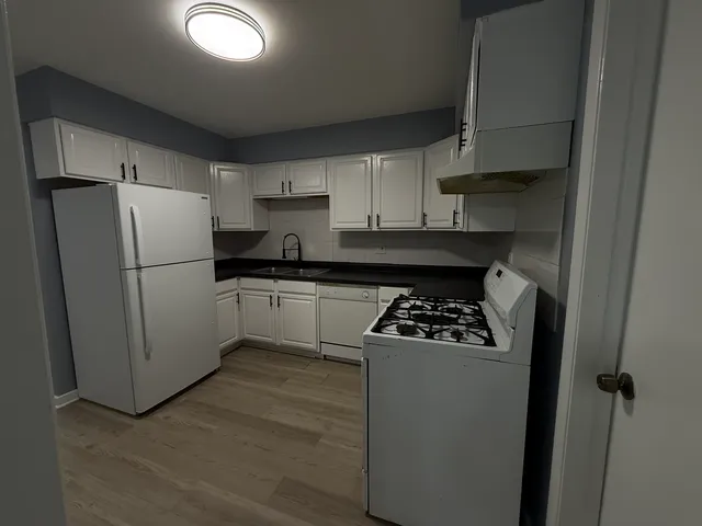 $1,500 | 44 North King Arthur Court, Unit 12, Melrose Park, IL 60164