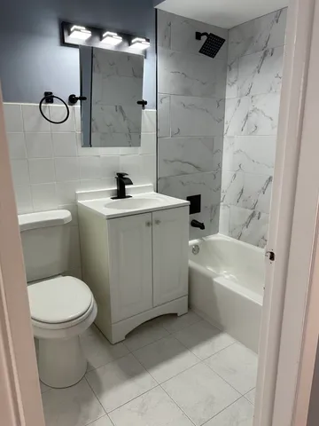 $1,500 | 44 North King Arthur Court, Unit 12, Melrose Park, IL 60164