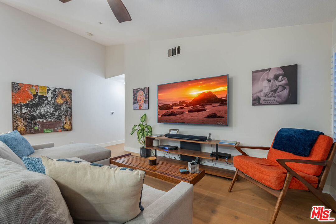 1220 Dincara Road Burbank, CA 91506 - Photo 14 of 33