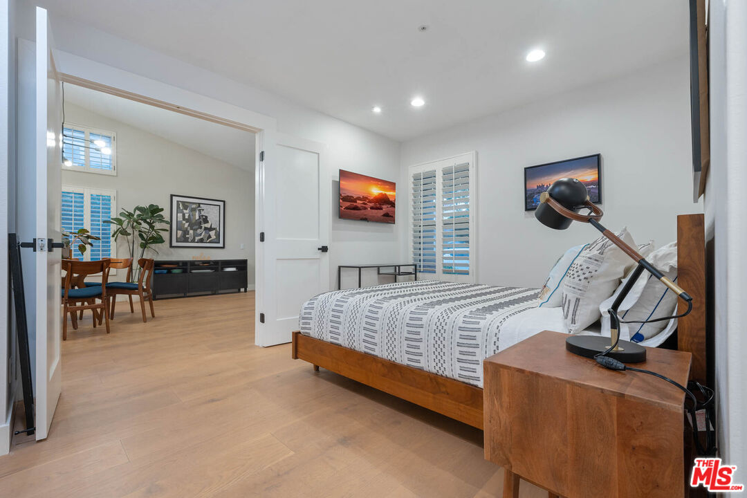 1220 Dincara Road Burbank, CA 91506 - Photo 15 of 33