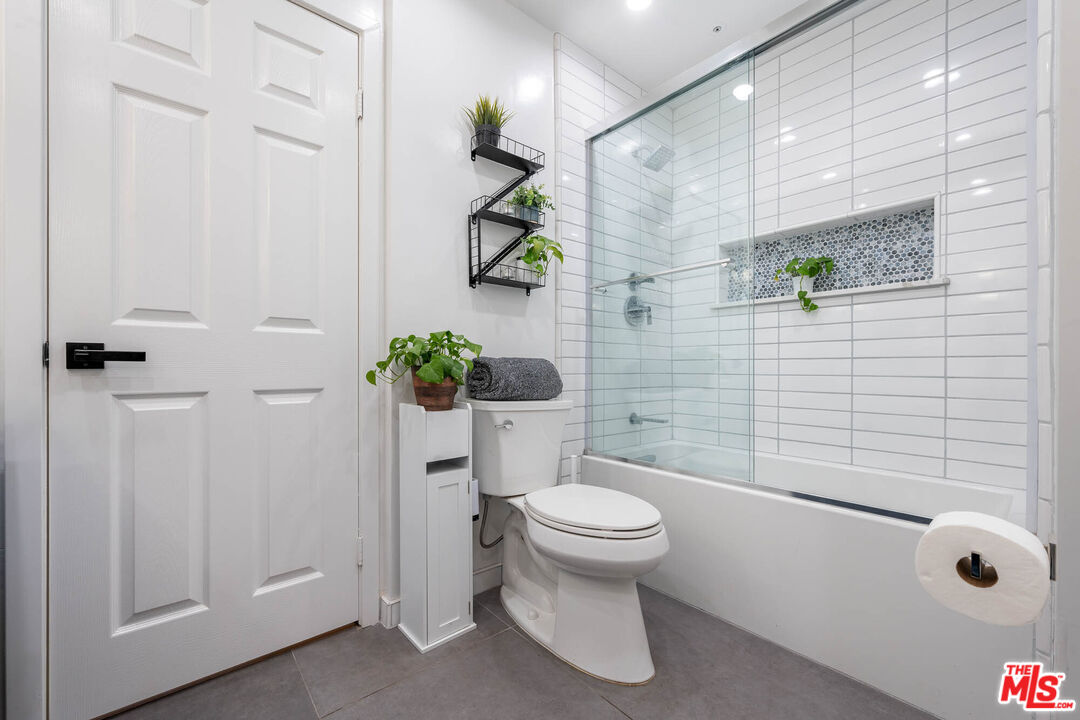 1220 Dincara Road Burbank, CA 91506 - Photo 17 of 33