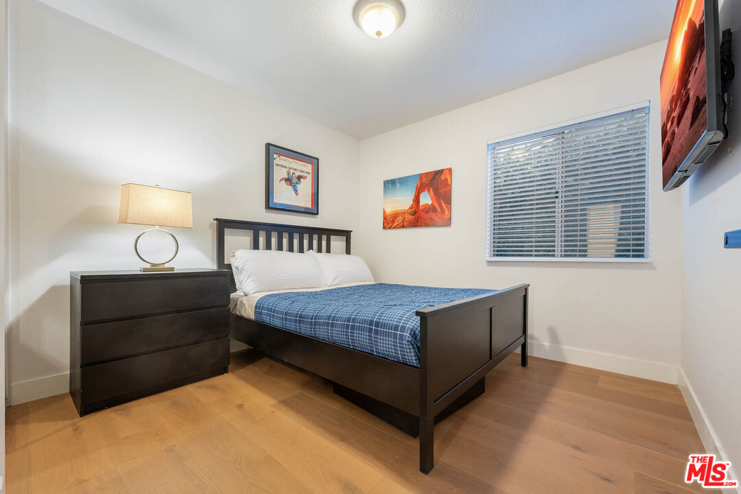 1220 Dincara Road Burbank, CA 91506 - Photo 18 of 33