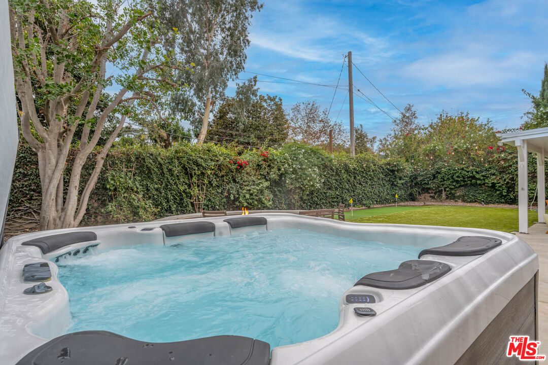 1220 Dincara Road Burbank, CA 91506 - Photo 2 of 33