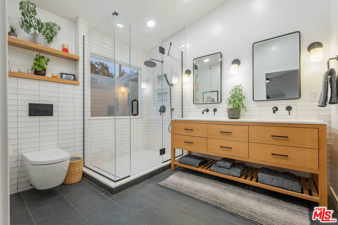 1220 Dincara Road Burbank, CA 91506 - Photo 24 of 33