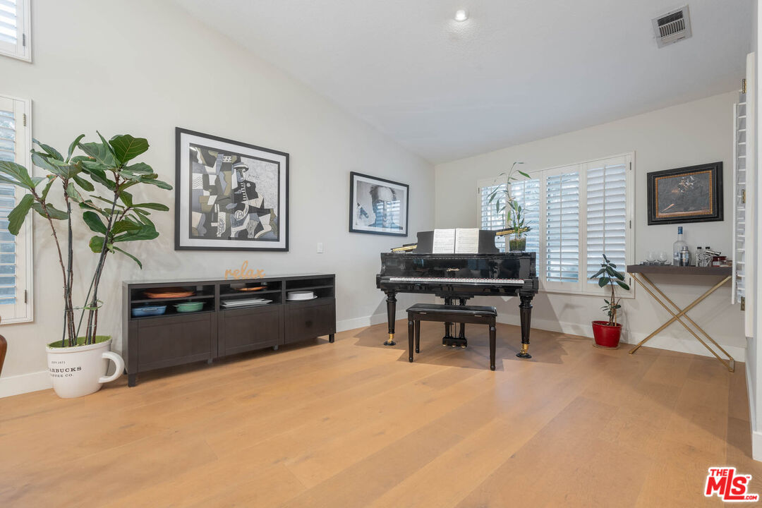 1220 Dincara Road Burbank, CA 91506 - Photo 4 of 33