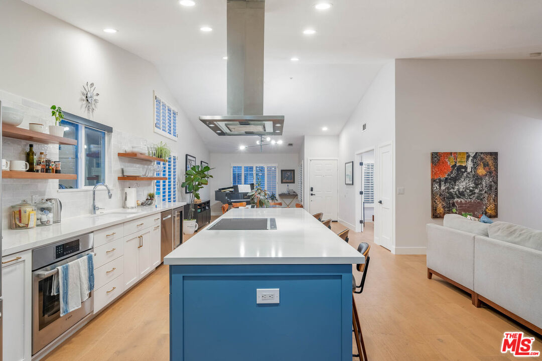 1220 Dincara Road Burbank, CA 91506 - Photo 9 of 33