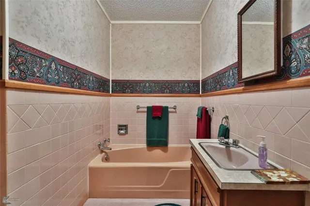 a view of a livingroom with furniture and windows