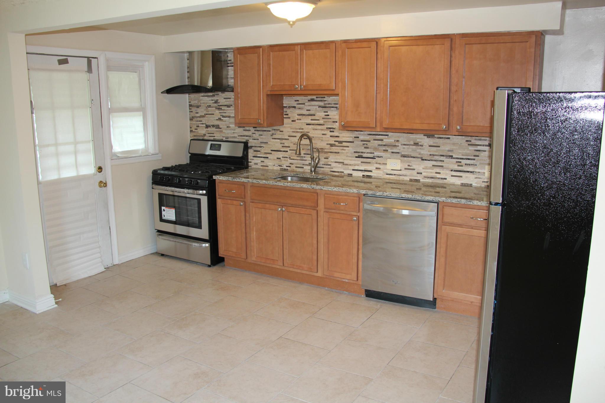 3662 Greenvale Road Baltimore, MD 21229 - Photo 2 of 20 Kitchen