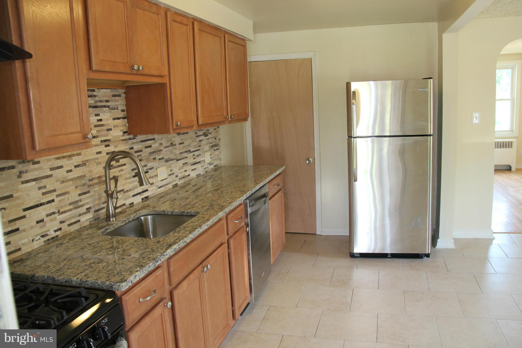 3662 Greenvale Road Baltimore, MD 21229 - Photo 3 of 20 Kitchen