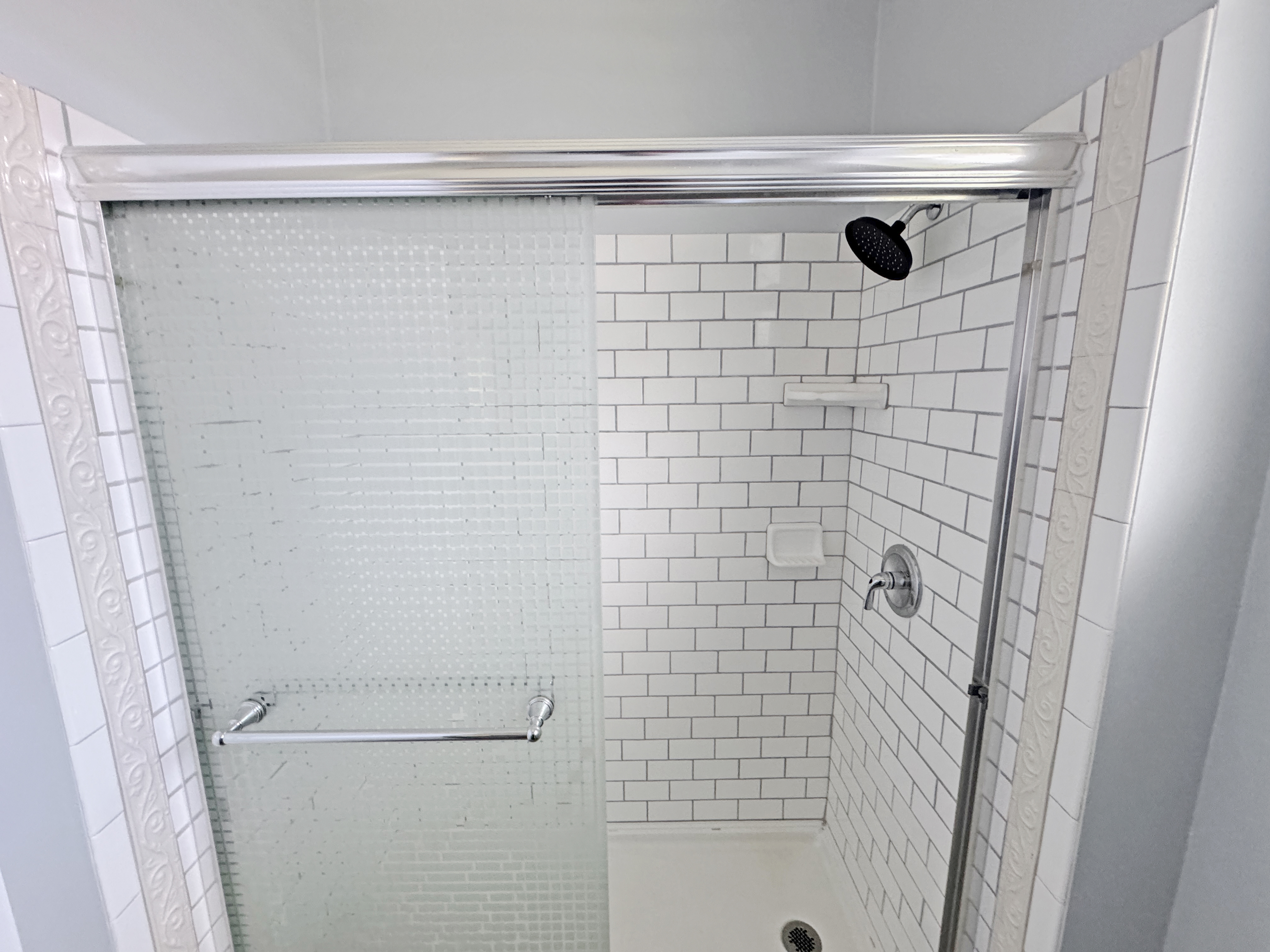 136 Mauna Loa Street Hilo, HI 96720 - Photo 7 of 23 a bathroom with a shower