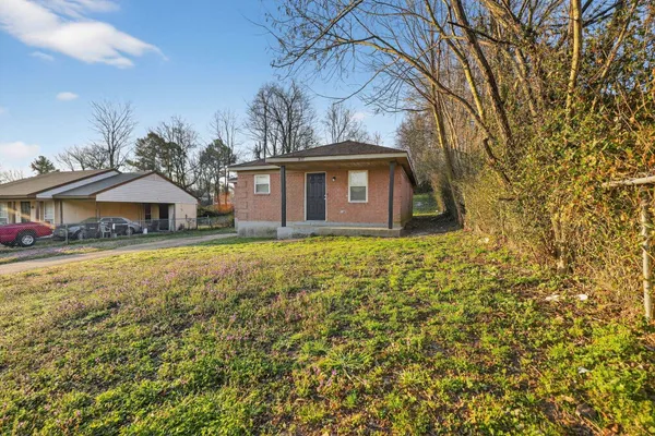 a view of a house with a yard
