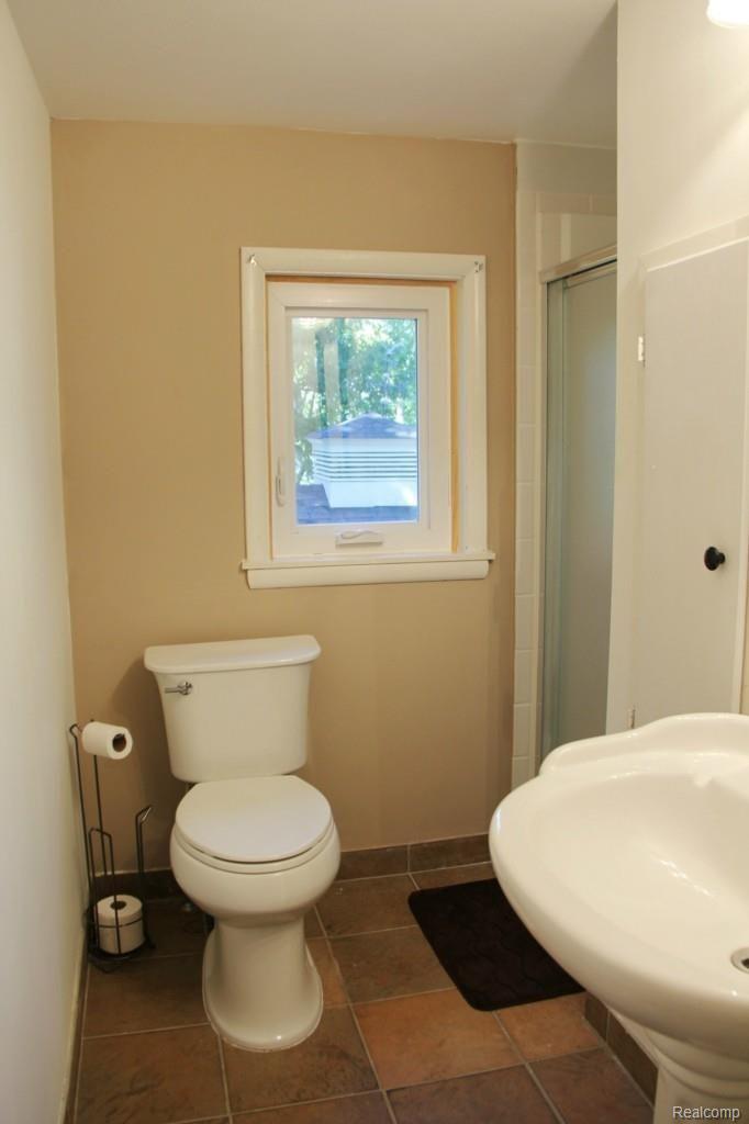 47008 Denton Road Belleville, MI 48111 - Photo 36 of 44 2nd Floor Full Bath
