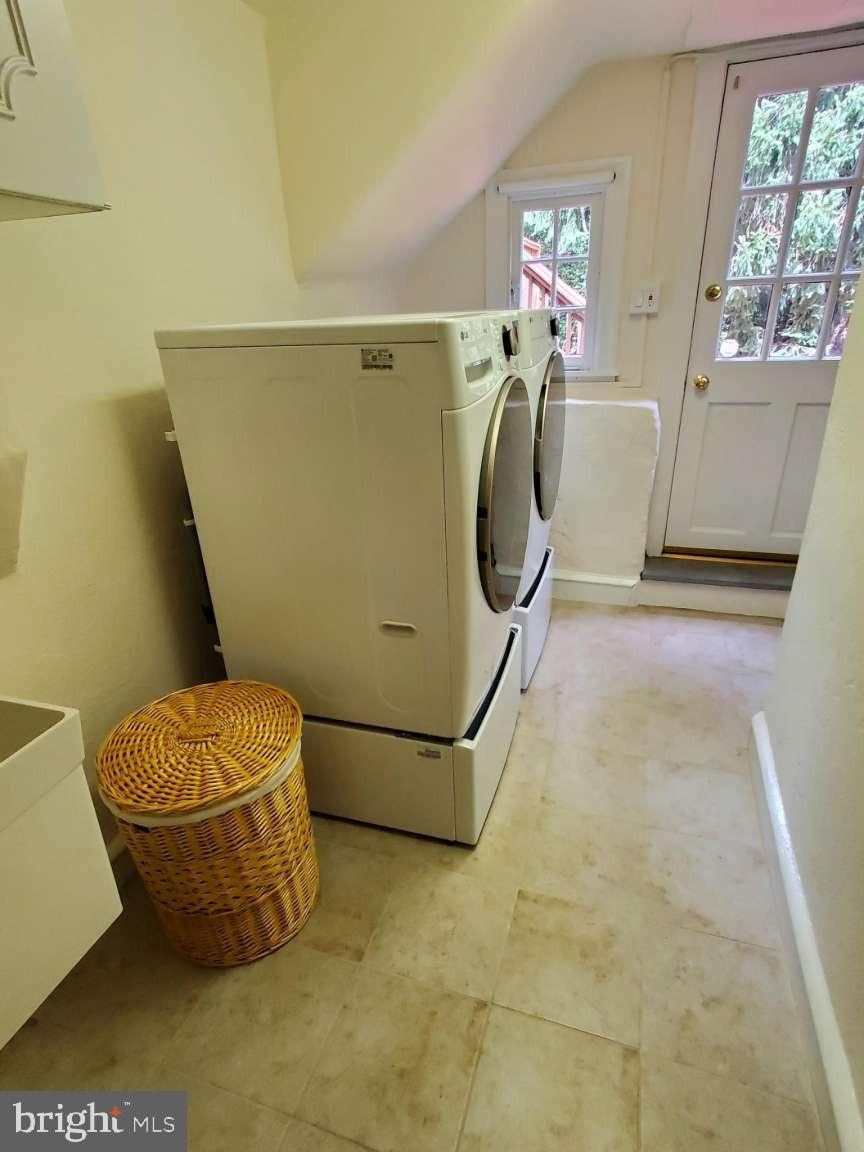 273 Strafford Avenue Wayne, PA 19087 - Photo 17 of 42 a utility room with dryer and washer