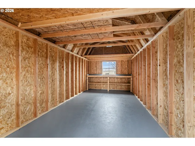 a view of empty room with a ceiling fan