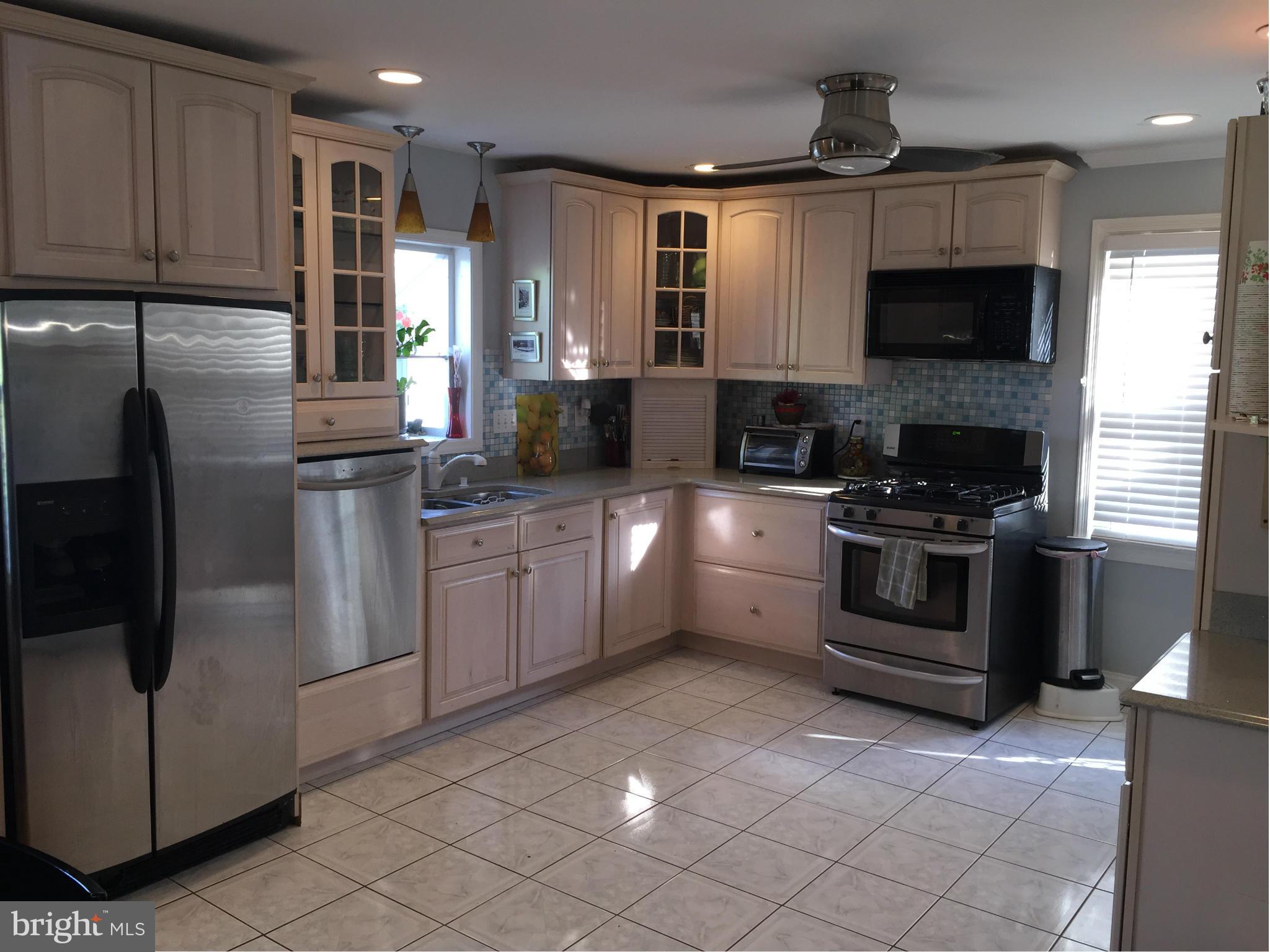 5602 Decatur Place Hyattsville, MD 20781 - Photo 2 of 24 Kitchen