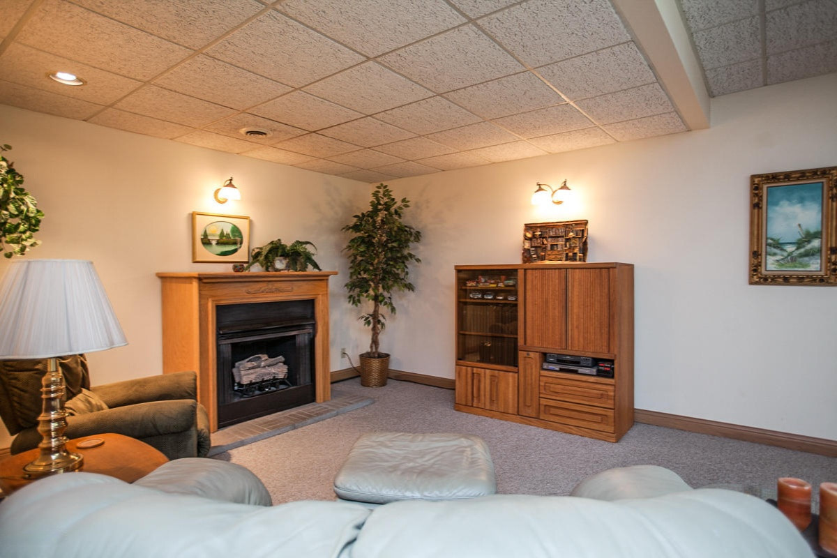 1191 West Tyler Road Muskegon, MI 49445 - Photo 16 of 23 Living 2