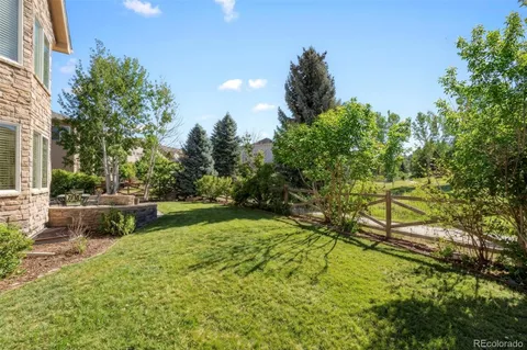 a view of yard with green space