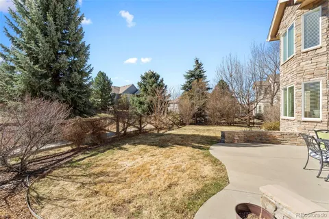 a view of a yard with a house