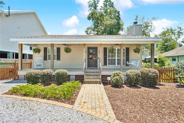 $2,500 | 319 Depre Street, Mandeville, LA 70448