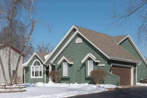 $529,900 | N29W22090 Kathryn Court, Pewaukee, WI 53186