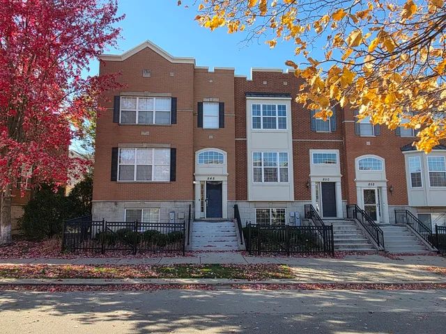 $425,000 | 848 Station Boulevard, Aurora, IL 60504