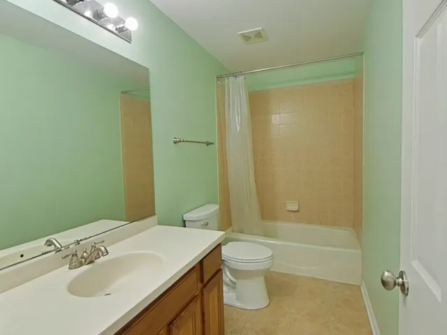 $425,000 | 848 Station Boulevard, Aurora, IL 60504