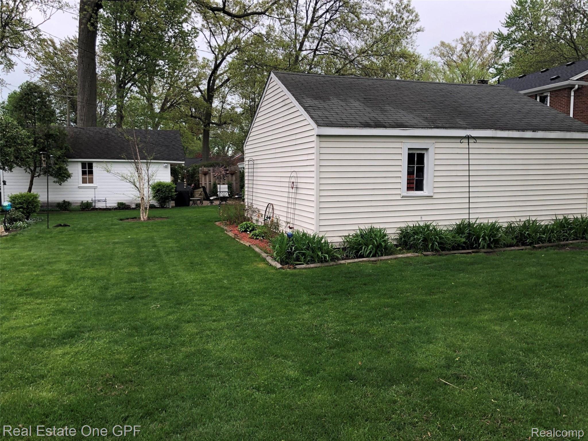 1876 Broadstone Road Grosse Pointe, MI 48236 - Photo 49 of 53 32.jpg