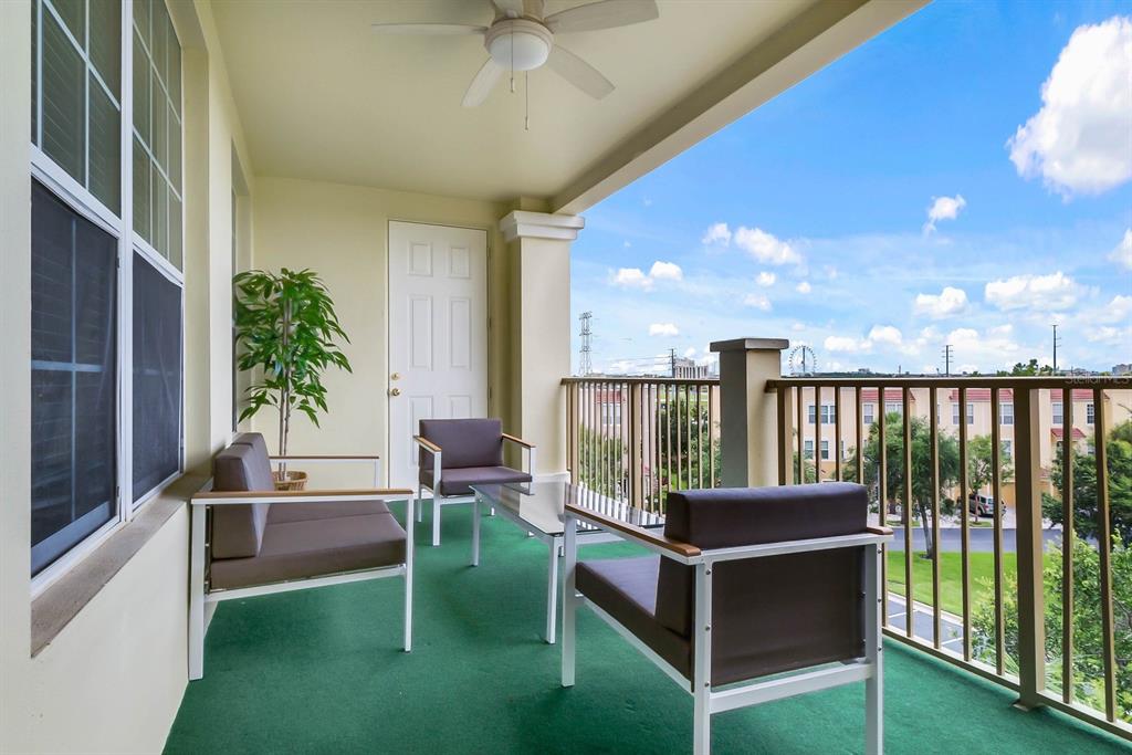 5049 Shoreway Loop, Unit 40601 Orlando, FL 32819 - Photo 18 of 28 a living room with patio a yard