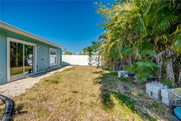 a view of a house with a backyard