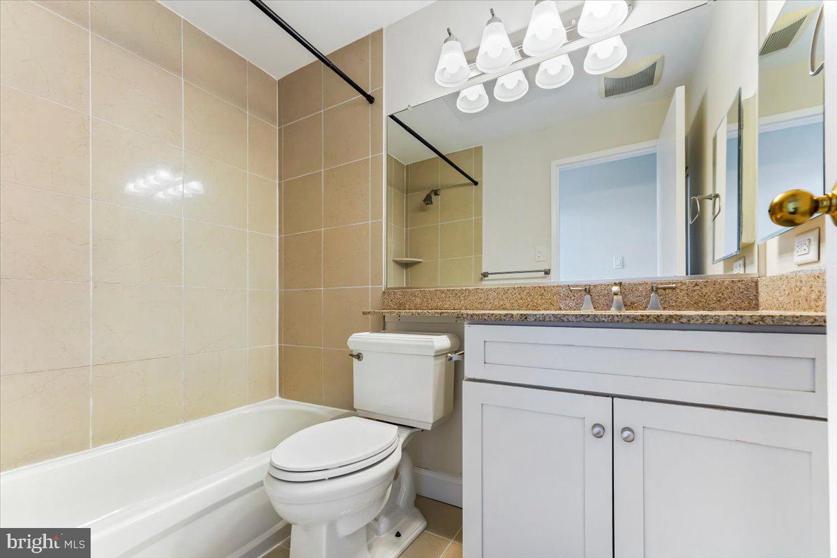 2429 Locust Street, Unit 306 Philadelphia, PA 19103 - Photo 25 of 37 Full bathroom