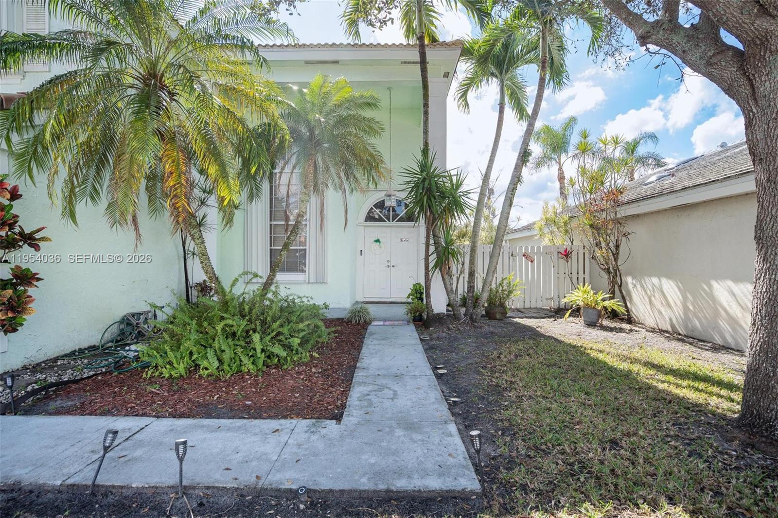 13930 Oak Ridge Drive Davie, FL 33325 - Photo 4 of 54