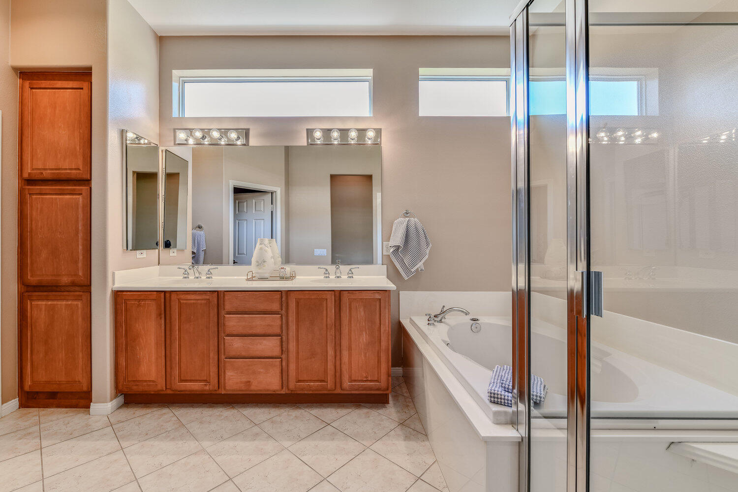 80538 Knightswood Road Indio, CA 92201 - Photo 22 of 32 a spacious bathroom with a tub sink and mirror