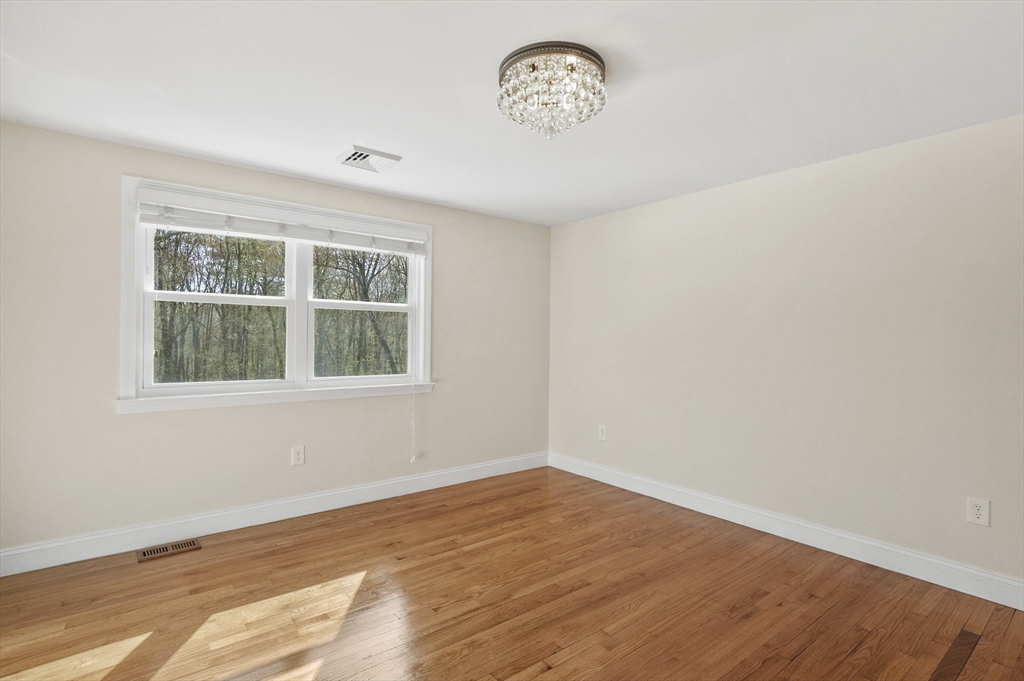 101 Oxford Road Charlton, MA 01507 - Photo 13 of 33