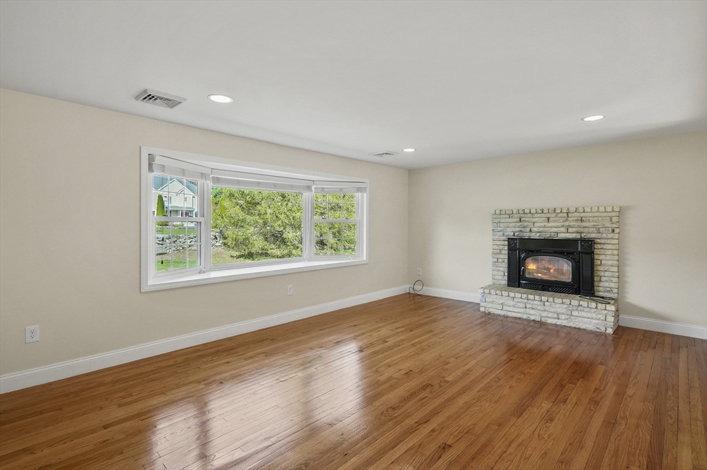 101 Oxford Road Charlton, MA 01507 - Photo 9 of 33