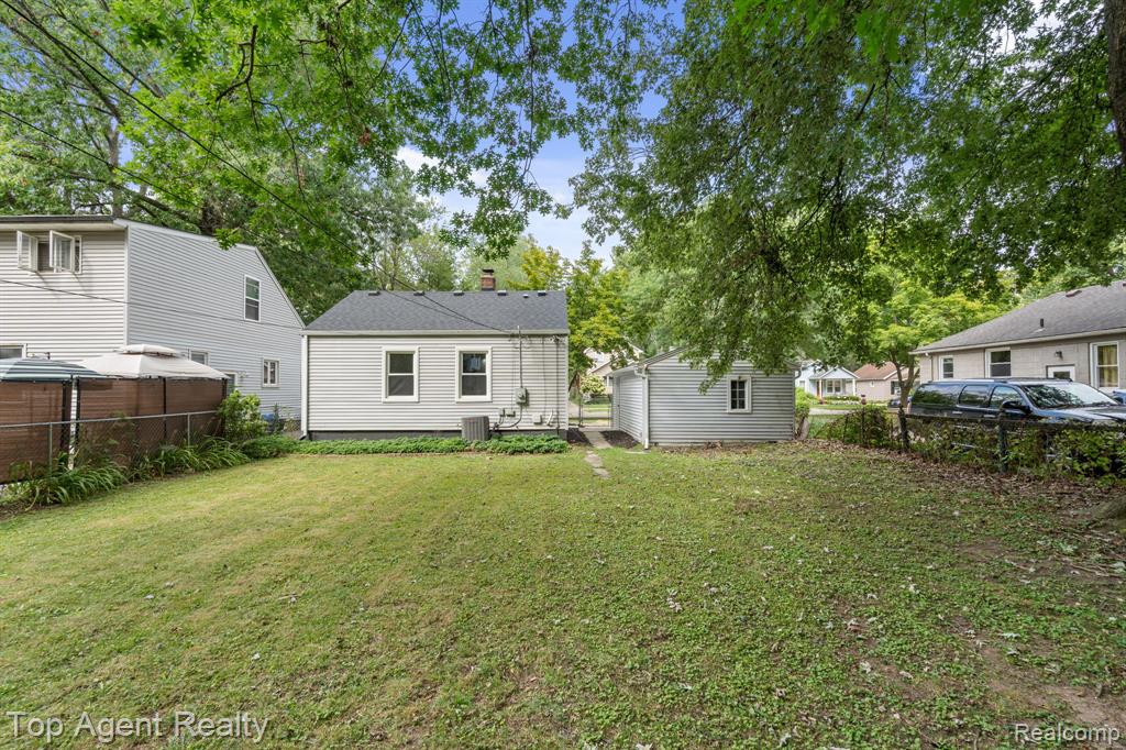 2169 Roslyn Road Grosse Pointe Woods, MI 48236 - Photo 30 of 43