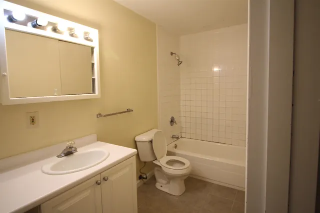 $2,000 | 73 East Broadway, Unit K, Derry, NH 03038