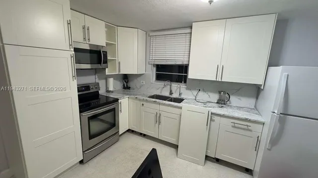 $2,500 | 1610 Hayes Street, Unit B, Hollywood, FL 33020