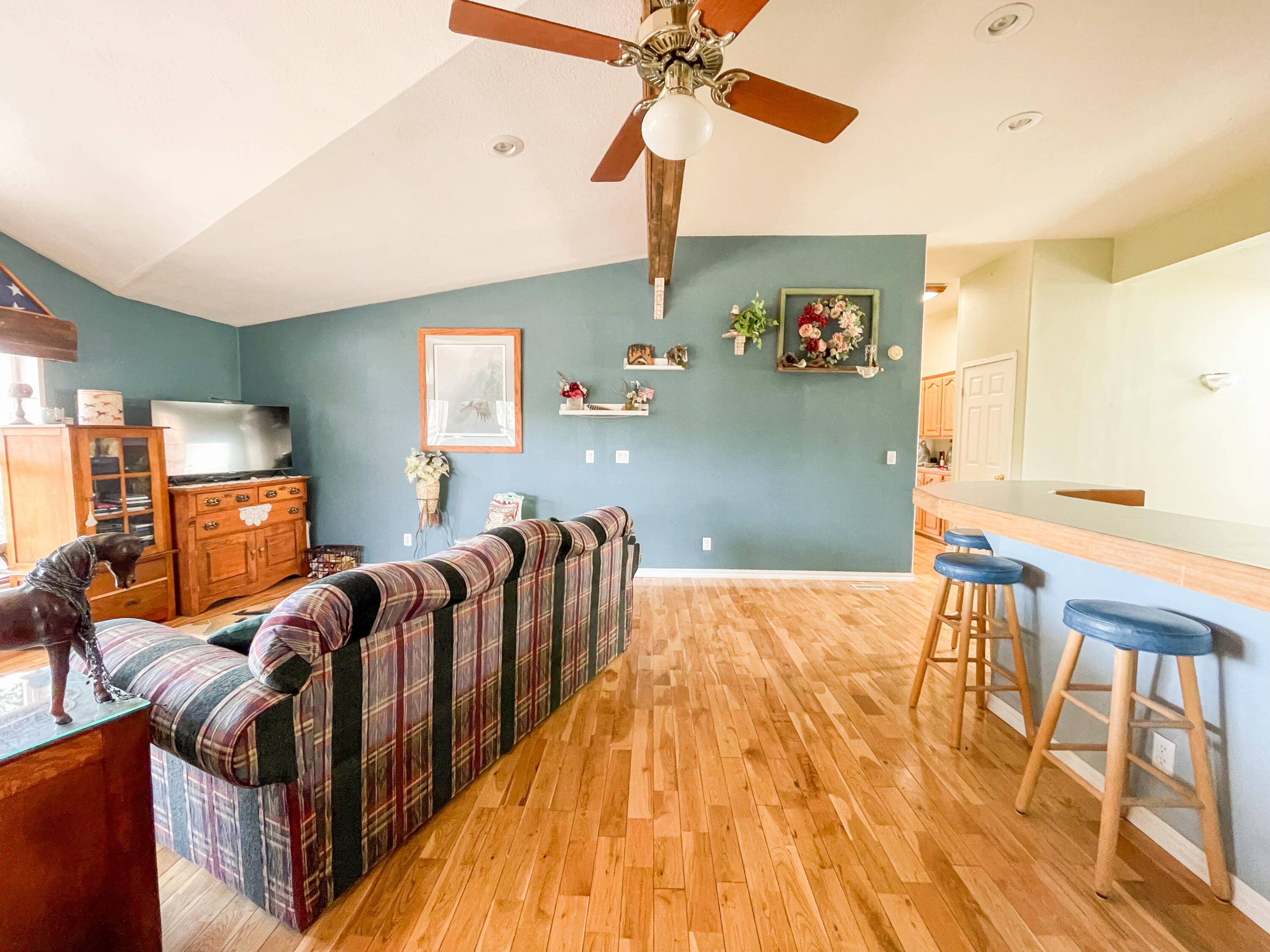 1400 Round Lake Road Klamath Falls, OR 97601 - Photo 14 of 49 Living room