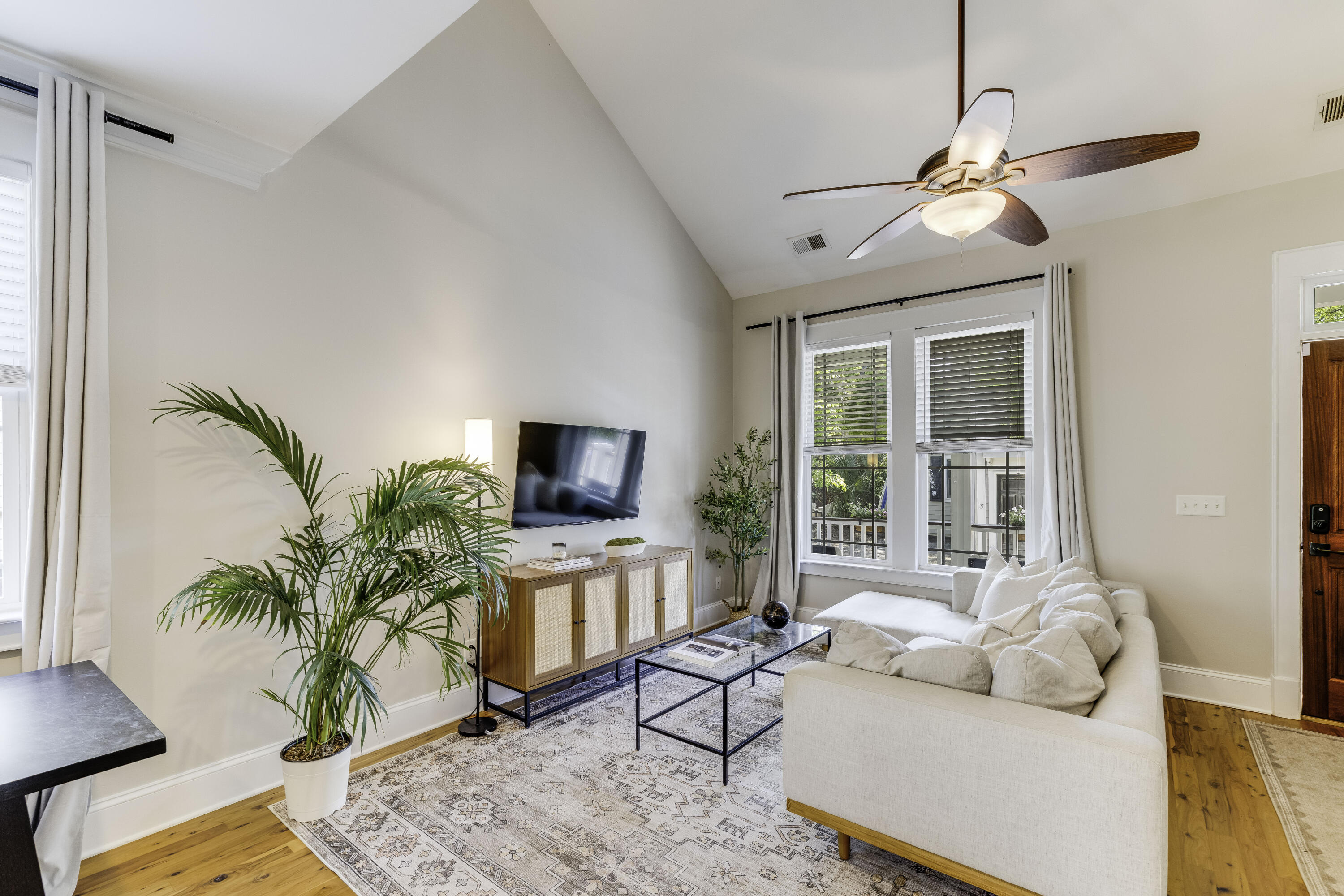 4 Senate Street Charleston, SC 29403 - Photo 11 of 34 Living Room