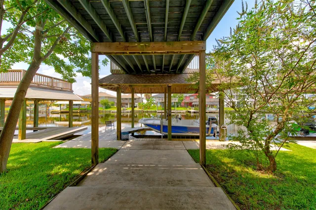 $500,000 | 1052 Redfish Street, Bayou Vista, TX 77563