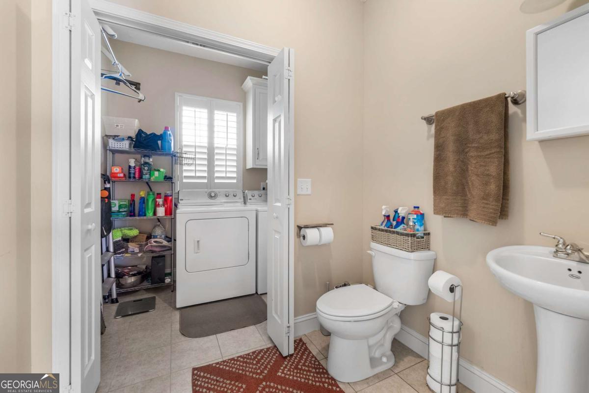 105 Plantation Pnes Drive Blackshear, GA 31516 - Photo 32 of 48 a bathroom with a toilet a sink and a mirror