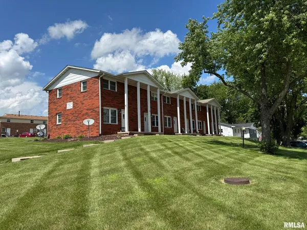 $750 | 18 Parkview Drive, Unit F, Eldridge, IA 52748