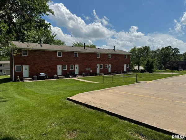 $750 | 18 Parkview Drive, Unit F, Eldridge, IA 52748