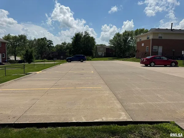 $750 | 18 Parkview Drive, Unit F, Eldridge, IA 52748