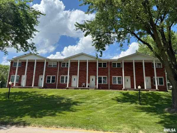 $750 | 18 Parkview Drive, Unit F, Eldridge, IA 52748