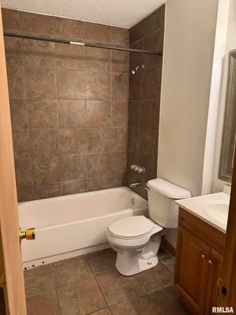 $750 | 18 Parkview Drive, Unit F, Eldridge, IA 52748