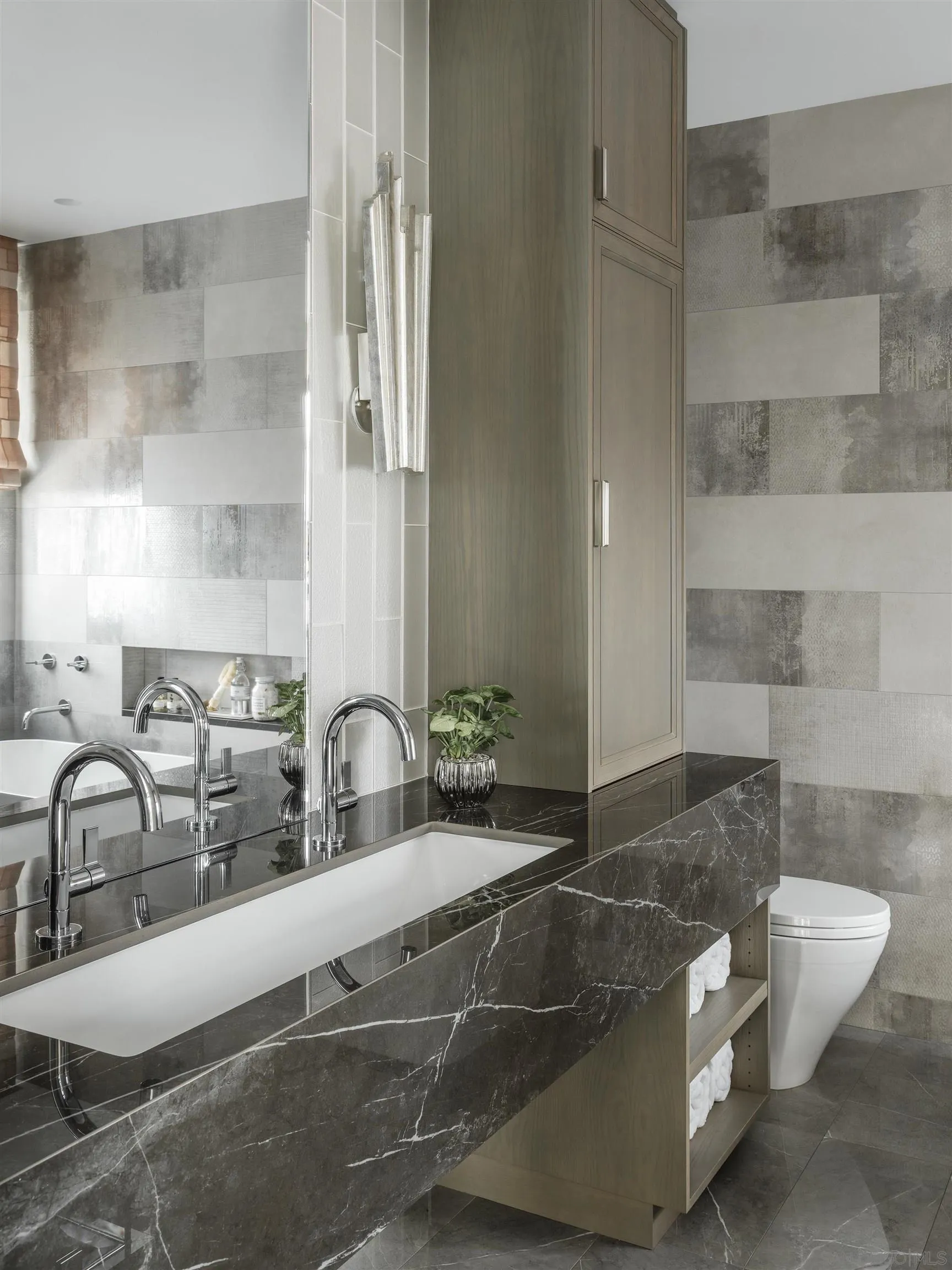 5416 Candlelight Drive La Jolla, CA 92037 - Photo 47 of 75 a living room with furniture and a potted plant