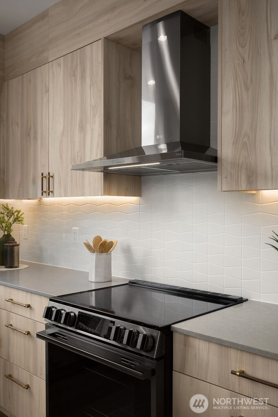 3914 South Juneau Street Seattle, WA 98118 - Photo 17 of 32 a close view of stove top oven